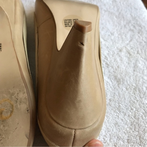 SEYCHELLES peep toe open toe kitten heel taupe and gold. Size 8. - Picture 8 of 11